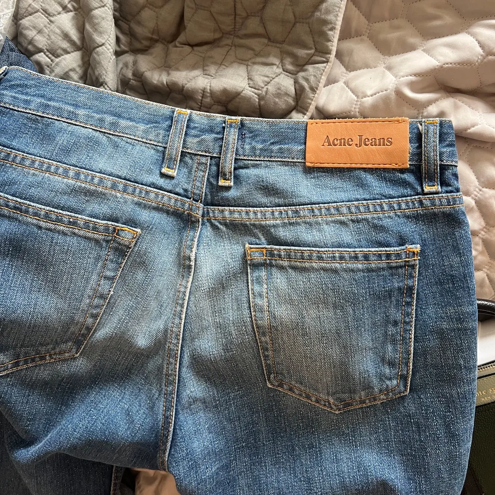 Säljer ett par så snygga jätte långa jeans! Perfekta för mig som är 172 men funkar om man är ännu längre! Så snygg modell  och bootcut🧚🏻‍♂️. Jeans & Byxor.