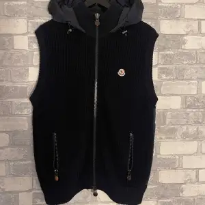 Sjukt snygg moncler maglione tricot gilet/väst i otroligt skick. Perfekt till höstgarderoben. Strlk L fits M. Vid behov av fler bilder på västen eller vid funderingar innan köp, skriv endast ett pm. Har även fler feta plagg uppe. Allt gott, mvh. 