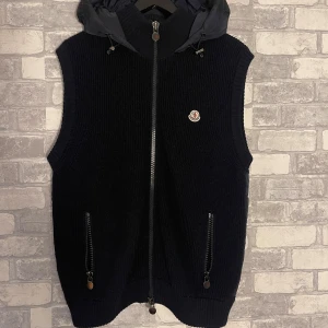 Moncler Maglione Tricot Gilet Väst - Sjukt snygg moncler maglione tricot gilet/väst i otroligt skick. Perfekt till höstgarderoben. Strlk L fits M. Vid behov av fler bilder på västen eller vid funderingar innan köp, skriv endast ett pm. Har även fler feta plagg uppe. Allt gott, mvh. 