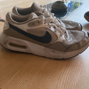 Nike air max  - Säljer dessa Nike airmax för dem är får små. Köpte på Nike.com orginalpris: 1099kr. Hör av er om ni vill köpa!