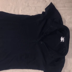 Polo marinblå tröja - Har aldrig använt den för de är inte min stil, men fick den av mamma för längesen🤍 Den är skit snygg och funkar bra till hösten, de är storlek S men funkar bra till XS också.