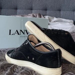 Lanvin skor  - Hej! Säljer mina Lanvin skor i UK 8 (42,5-44) enligt mig. Som är i otroligt Hej! säljer mina lanvin skor i UK 8 (42,4-44). perfekt skick och riktiga schyssta till hösten. Box medföljer! Släng iväg ett meddelande vid frågor och funderingar och frågor!