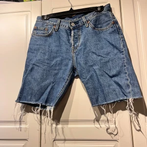 Levis sjort - Har klippt av ett par gammla Levis jeans till ett par shorts, men nu är de för små Är ca 3/4 av låret i längden  Storlek 25 i midjan skulle jag tro Är i väldigt gott skick  Pris kan diskuteras vid snabb affär