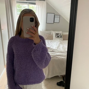 Lila stickad tröja - Säljer en supermysig lila stickad tröja. Den är använd max 5 gånger och är i fint skick, men säljer då jag rensar min garderob. Perfekt om man vill få in lite färg i sin höst garderob🍁(går att diskutera pris) 