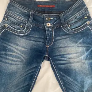 Väldigt lågmidjade y2k jeans med coola fickor  W27 L32