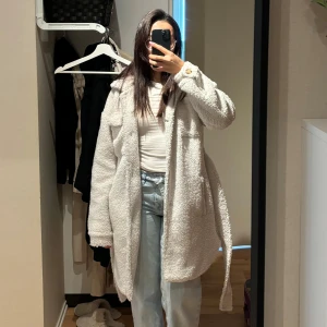 Kappa - En vit kappa från Missguided i storlek 34. Passar mig som har xs. Använd fast i jättebra skick.