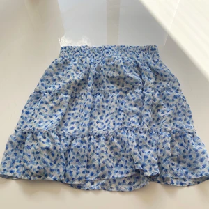 Blommig kjol - Ur snygg kjol från new yorker❤️ Köptes i somras och knappast använd!! Storlek S men passar mig som även har Xs & Xss🤩 Skriv för mer info eller bilder❤️ ⚠️Pris kan diskuteras⚠️