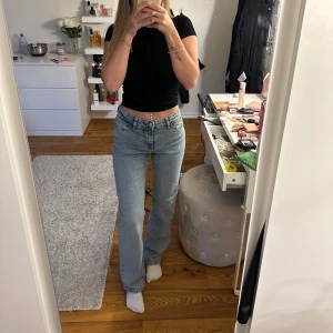 Midwaist jeans - Skitsnygga jeans från Pieces i strl W26/L30. Helt nya! Prislappen borta då jag tänkte behålla dom men insåg att jag vill ha mindre strl. Nypris 549, mitt pris 350🤍