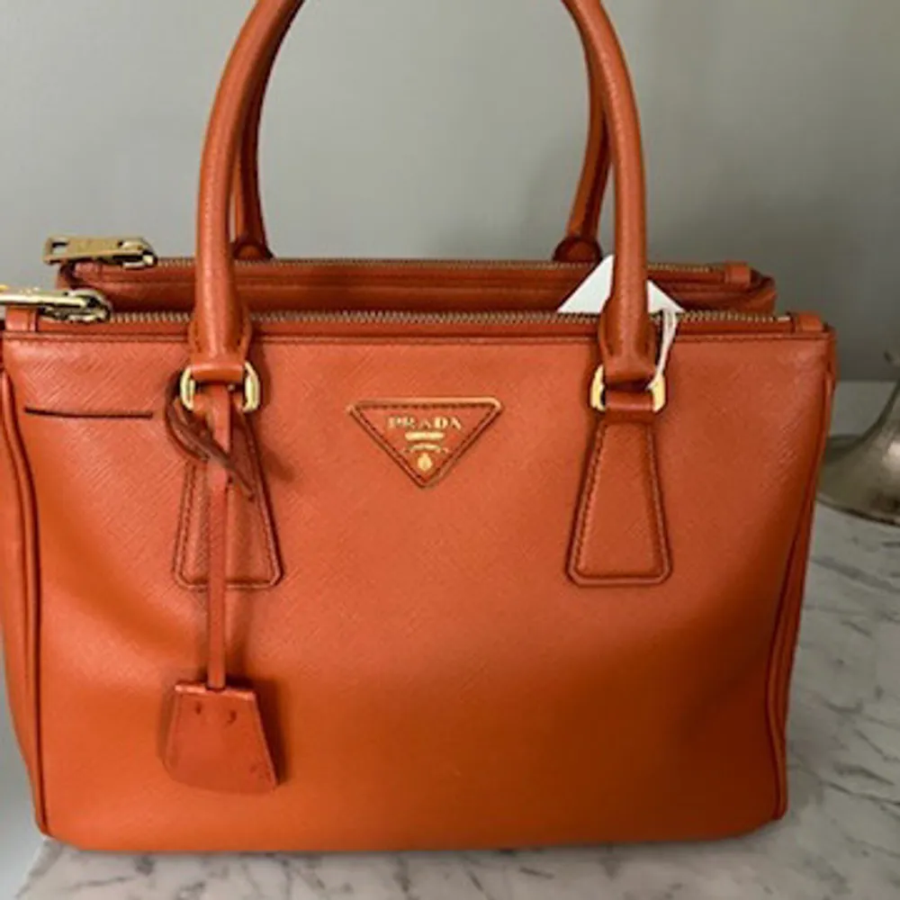 Super fin Prada Galleria bag i så fint skick, ända skavanken den har är på ena kanten, en ytlig skavank, kommer med axelrem, självklart äkta, skriv för mer info (Fler bilder skickas om så beviljat) . Väskor.