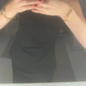 Fest topp - Svart festtopp från Lindex med lite insytt på ena sidan. Använd två gånger bara💓