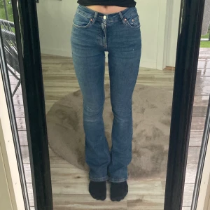 Jeans  - Jätte snygga Bootcut jeans från Gina Tricot! Använda men i ny skick! Köptes för 500kr i december 2023!! Hör av er privat vid några frågor eller mer bilder!!💗💗💗 