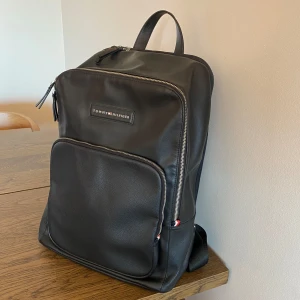 Tommy Hilfiger läderväska - Rymlig ryggsäck från Tommy Hilfiger. I fint skick med mindre innerfack. 