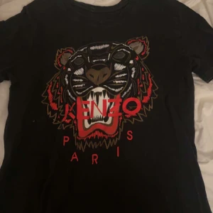 Kenzo t-shirt - Svart kenzo t shirt Använd några gånger  Storlek M passar även S