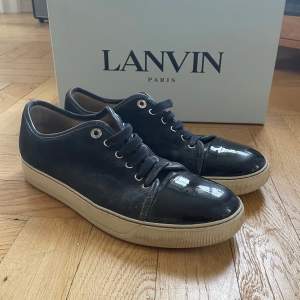 Säljer ett par mörkblåa sneakers från Lanvin. Nypris 5000kr. Mitt pris 1299. Skorna är i bra skick men det ses att dem har använts. Hör gärna av dig om du har några frågor och funderingar. 