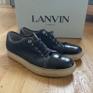 Lanvin skor - Säljer ett par mörkblåa sneakers från Lanvin. Nypris 5000kr. Mitt pris 1299. Skorna är i bra skick men det ses att dem har använts. Hör gärna av dig om du har några frågor och funderingar. 