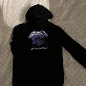 Metallica hoodie storlek XS o h en bershka hoodie storlek XS   Hör gärna av dig vid frågor Mvh