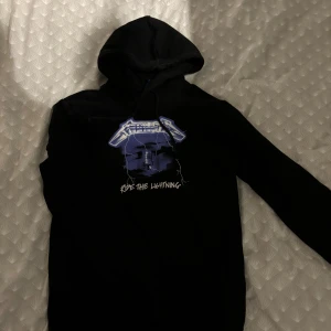 Hoodies - Metallica hoodie storlek XS o h en bershka hoodie storlek XS   Hör gärna av dig vid frågor Mvh