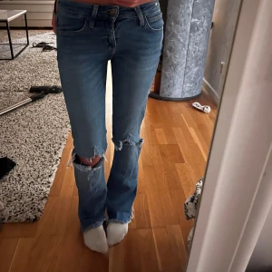 Lågmidjade lee jeans - Lågmidjade håliga bootcut jeans ifrån lee, as snygga men tyvärr lite för små för mig🩷