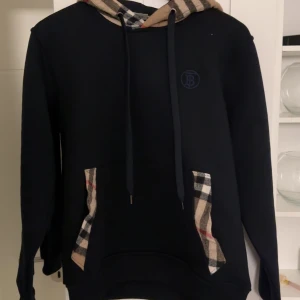 Burberry hoddie - Säljer min burberry hoddie helt oanvänd!!  Pris kan diskuteras vid snabb affär!!