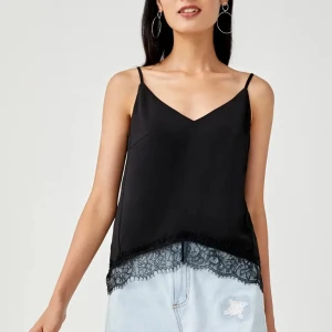 Jättefint linne med spetskant nere - Jättefin spetskants linne för sommaren. Jag har inte använt den så ofta den sitter tajt vid brösten och där nere är den lite pösigare