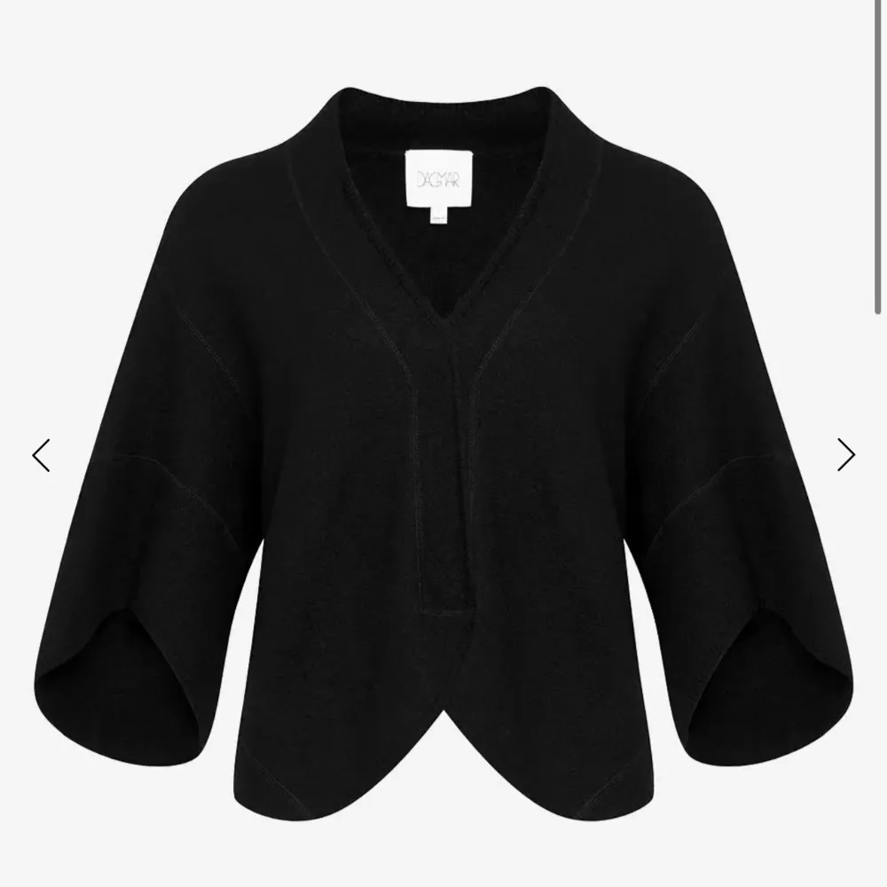 Säljer denna underbara kofta från Dagmar i modellen ”wool Bea cardigan” den är i strl S, använd fåtal gånger💖 perfekt till hösten!  Nypriset var 4000kr. Tröjor & Koftor.