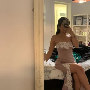 Rosa balklänning  - Jätte fin rosa bal klänning som endast är använd 1 gång. Jätte fint skick och är ganska stretchig. 