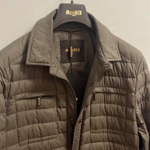 Moorer jacka - Säljer väldigt snygg Moorer jackan i bra skick. Fin mörkgrön färg. Och ni som vet Moorer kvaletet är on point. Tveka inte på att höra av er vid flera frågor 