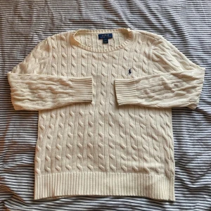 Polo sweatshirt - Tja. Säljer min kabelstickade polo tröja eftersom den inte kommer till användning🍾 Orginal pris ligger på 1399kr. passar folk med storlek s. Bara och höra av sig vid frågor🥂
