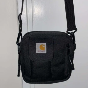 Carhartt axelväska - En svart carhartt axelväska.  Använd 2 gånger så den är i perfekt cond.