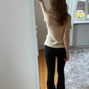 Stickad topp - Suuperfin stickad topp!! Köpt second hand och står ingen storlek men passar xs-s!! Köp direkt för 150:- eller skriv privat och lägg eget bud!!