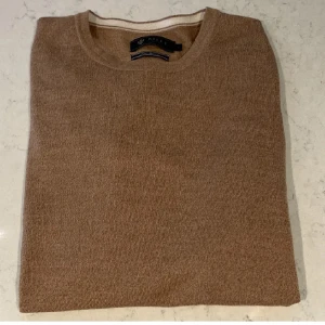 Merinoull tröja - Säljer denna merinoull tröja i ett jättebra skick. Storleken är S men kan pass M med. Nypris ligger på ca 700 kr, men mitt pris endast 149 kr. Hör av dig vid minsta lilla fundering!