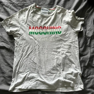 Moschino t-shirt - Storlek 52, som ny i skicket.