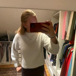 Päls tröja - Vit Pälströja från HM, bra skick. Säljer så den inte kommer till användning  