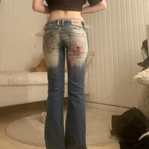 Crazy age - AS SNYGGA crazy age jeans med unikt broderi💖  Har ett litet hål på knät men de syns inte