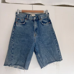 Bermuda jeansshorts - 90’s Bermuda jeansshorts från Zara. Storlek xs men passar även som en s beroende på vilken passform man vill ha. Bra skick.