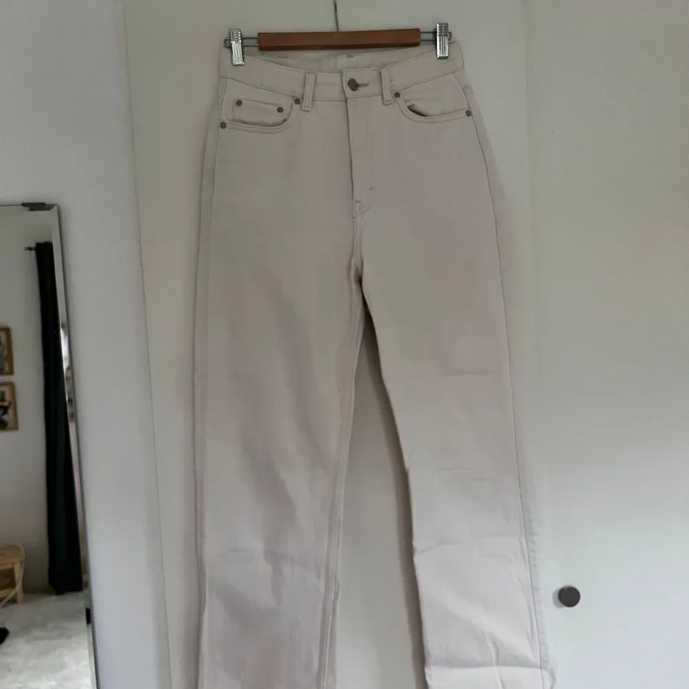 Beiga rowe jeans från weekday. Storlek W27L32. Jeans & Byxor.