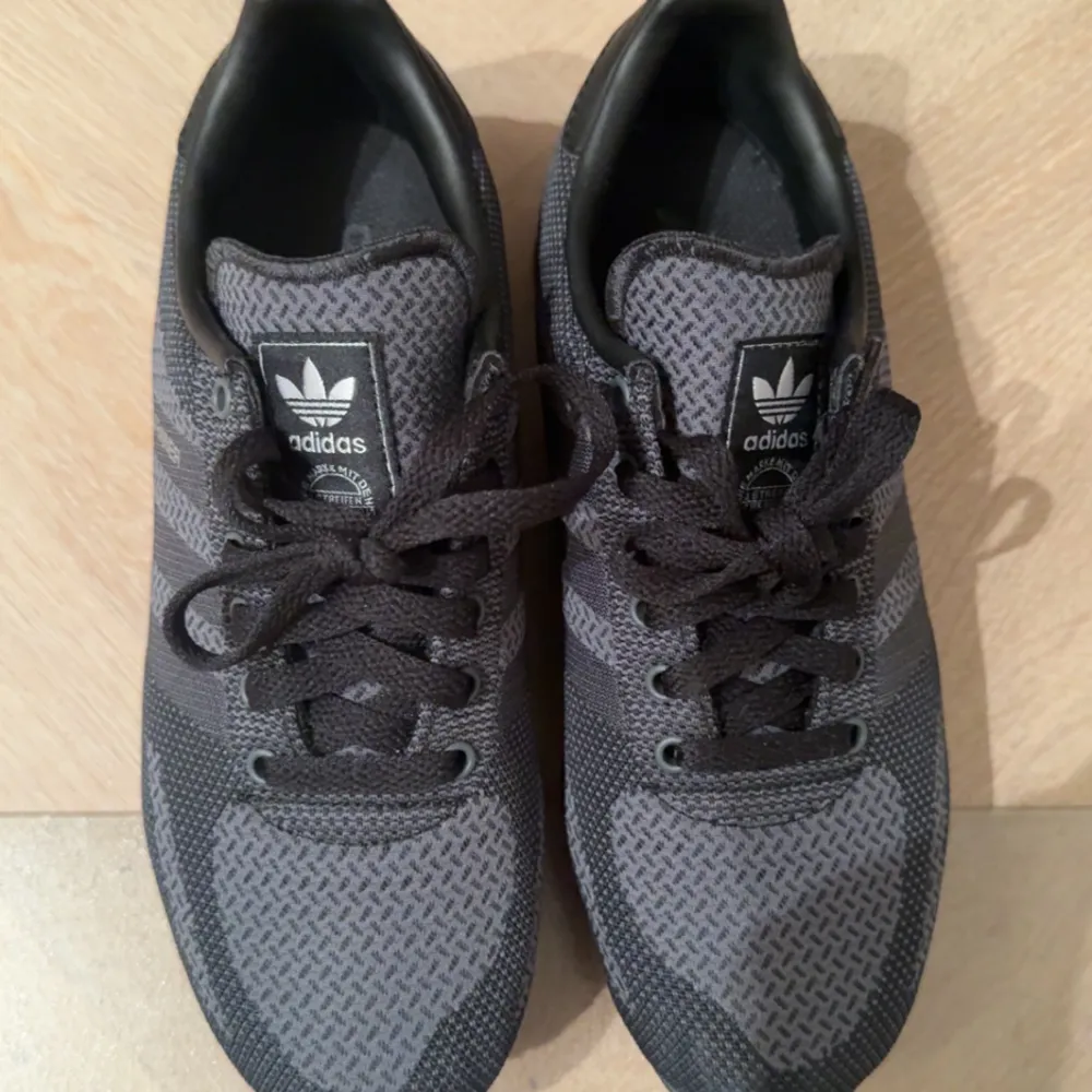 ADIDAS LA TRAINER 10/10 Skick , använda 1 gång inget man märker därför anser jag 10/10 Pris, har inget pris kan diskuteras som vi båda kommer överens om Storlek : 41  (Kvitto box och allt medföljer)  Hör av er vid frågor eller funderingar 🫡. Skor.