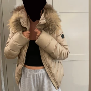 Beige Hollies jacka - Hej! Säljer min hollies jacka i mycket bra skick. Äkta päls. Snygg, skön och stilren. Perfekt inför vintern. Frakt ingår i priset. Skriv för mer bilder🩷🫶🏼 Ordinarie pris: 5000 kr 
