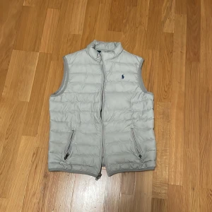 Vit ralph lauren väst - Säljer nu min vita ralph lauren väst då den inte passar längre. Har andvänt den i ksk 3-4 mån men inte för mycket det är size small