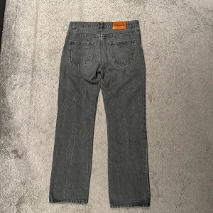 Montén Jeans Straight - Montén Jeans straight leg Size: 30x30 Färg: mörkgrå Cond: nästintill nya! Pris: 199kr  Köparen står för eventuell frakt