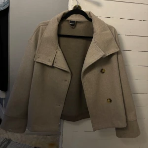 Höst kappa  - Jätte fin beige/brun kappa från Gina 🩷använd ett få tal gånger efter som att den är lite för stor för mig🩷 syns inte att den ens är använd 🩷