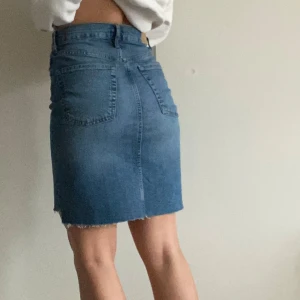 Jeanskjol  - Mörkblå jeanskjol i modellen ”Dee” från lager 157 i storlek XS, skulle säga den är mer S. Mkt stretchigt tyg och därför skön att ha på sig!