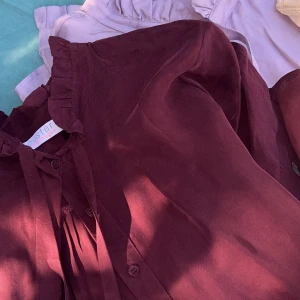 Coster copenhagen - Hej! Säljer två blusar från Coster i copenhagen, säljer en för 300 och både två för 500. Jag har inte hunnit använda dom.