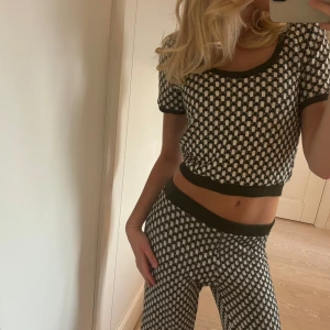 Stickat set från zara - Så sjukt fint stickat set från zara med byxor och topp😍 jag är 175 lång och byxorna är lite korta på mig så hade passat någon som är 170 eller kortare🥰