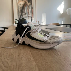 ite Black VoltNike Giannis Immortality 2 White Black Volt - Tjena! Säljer dessa ite Black Volt Nike Giannis Immortality 2 White Black Volt.  De är perfekt nu till basket säsongen. Det är bara att kontakta mig om du vill ha fler bilder eller diskutera pris    