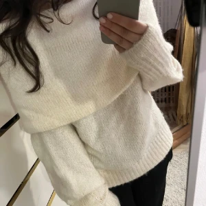 Stickad tröja - Säljer denna fina off-shoulder tröjan från H&M som är perfekt för hösten då den tyvärr var för stor! Sista bilden visar tydligare färgen på tröjan! Fint skick!