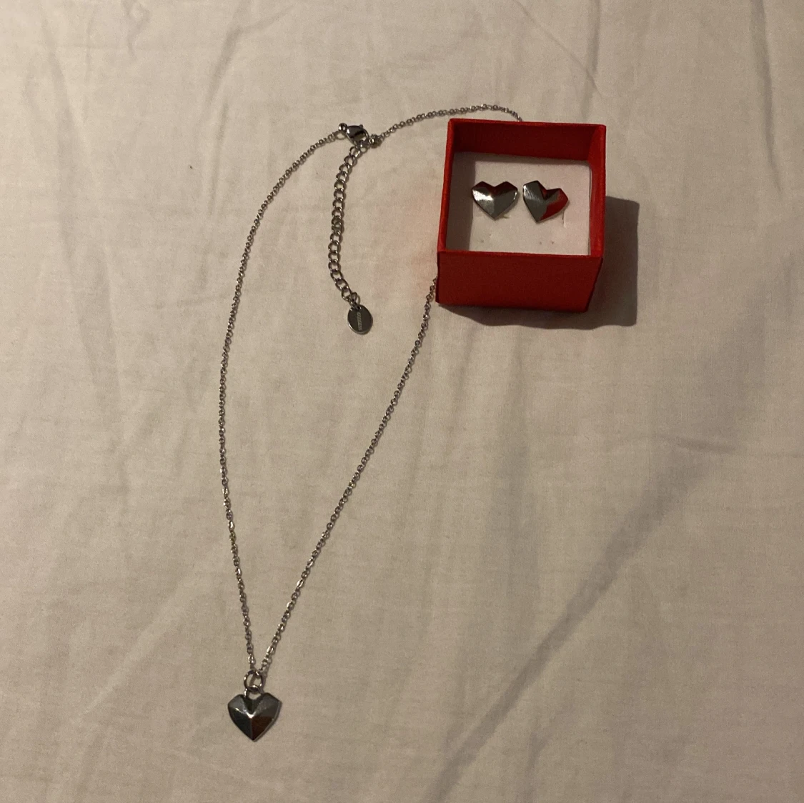 set silver hjärtformade örhängen + halsband 