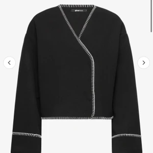 Svart jacka - Tunnare svart jacka med vita detaljer. Jättesnygg men bara kommit till användning 1 gång🫣🩷nypris - 600, slutsåld på gina