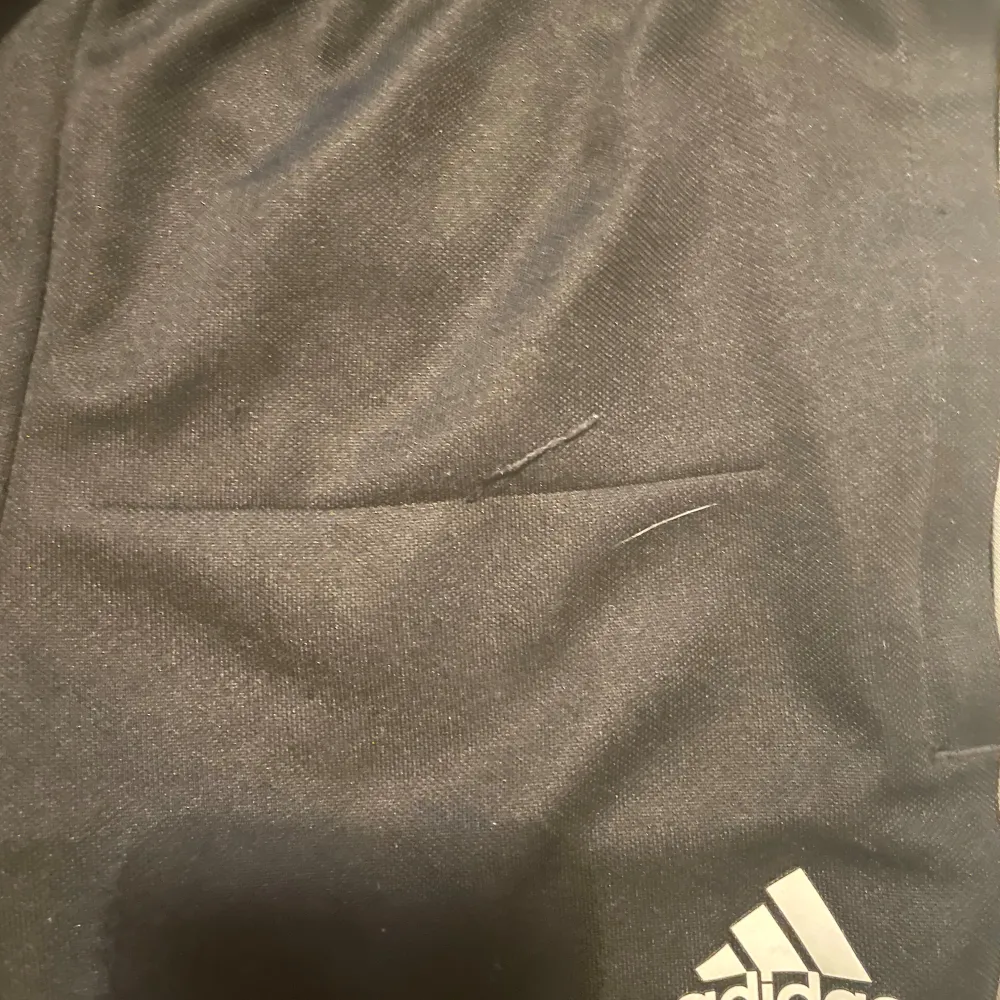 Använt skick, inga skador/defekter utom lite reva ovanför adidas loggan, se bild. Priset kan diskuteras Tveka inte på att skriva om du undrar något  Strl 152 i barnstorlekar . Jeans & Byxor.