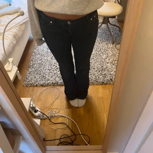 Victoria Beckham jeans - Ett par lågmidjade mörkblå Victoria Beckham jeans🌼storleken är w29 L34